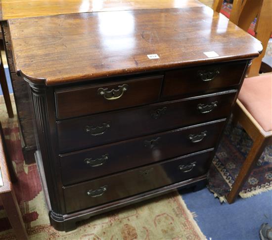 A George III mahogany chest of drawers 82cm.
